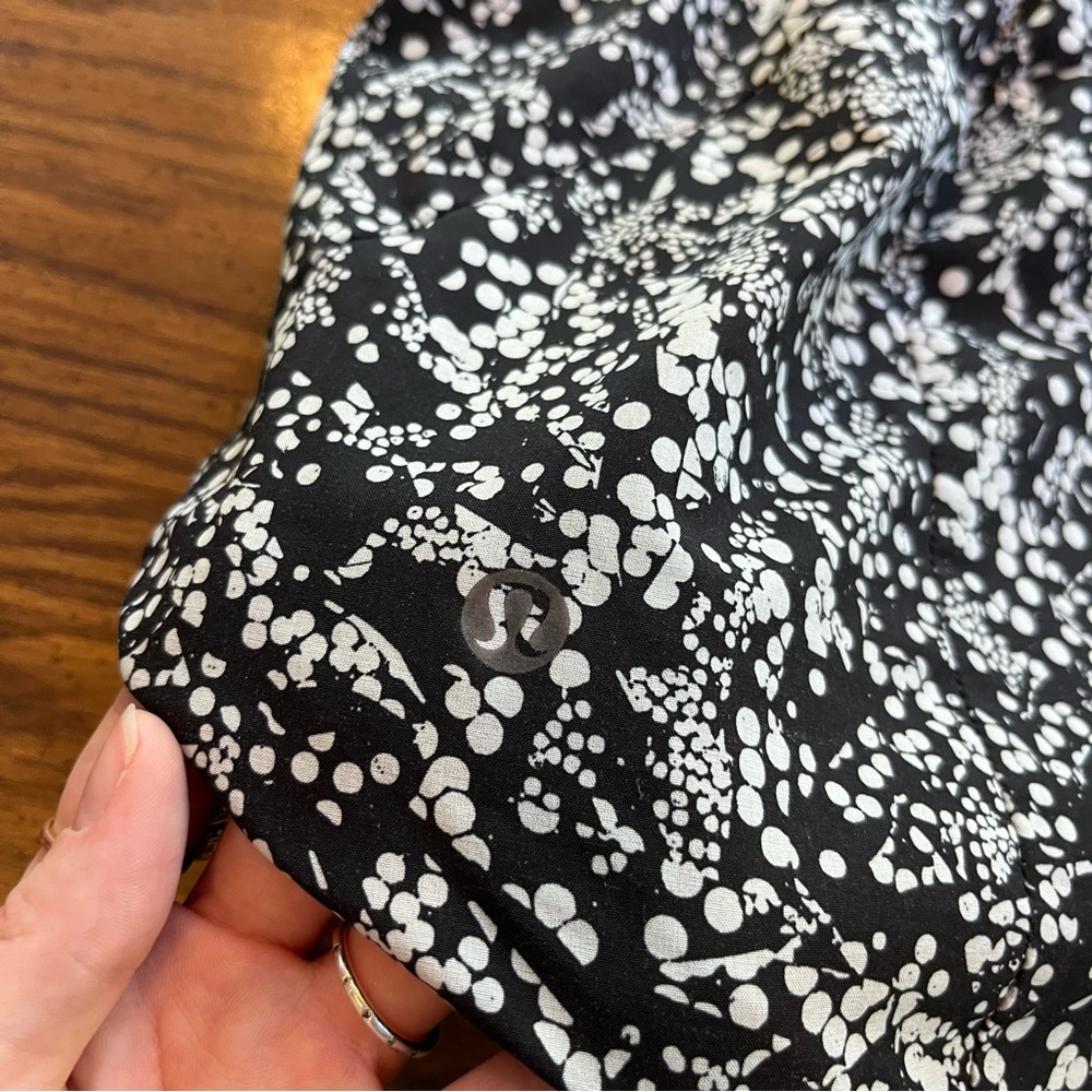 Lululemon 2 way reversible shorts - Picture 4 of 5